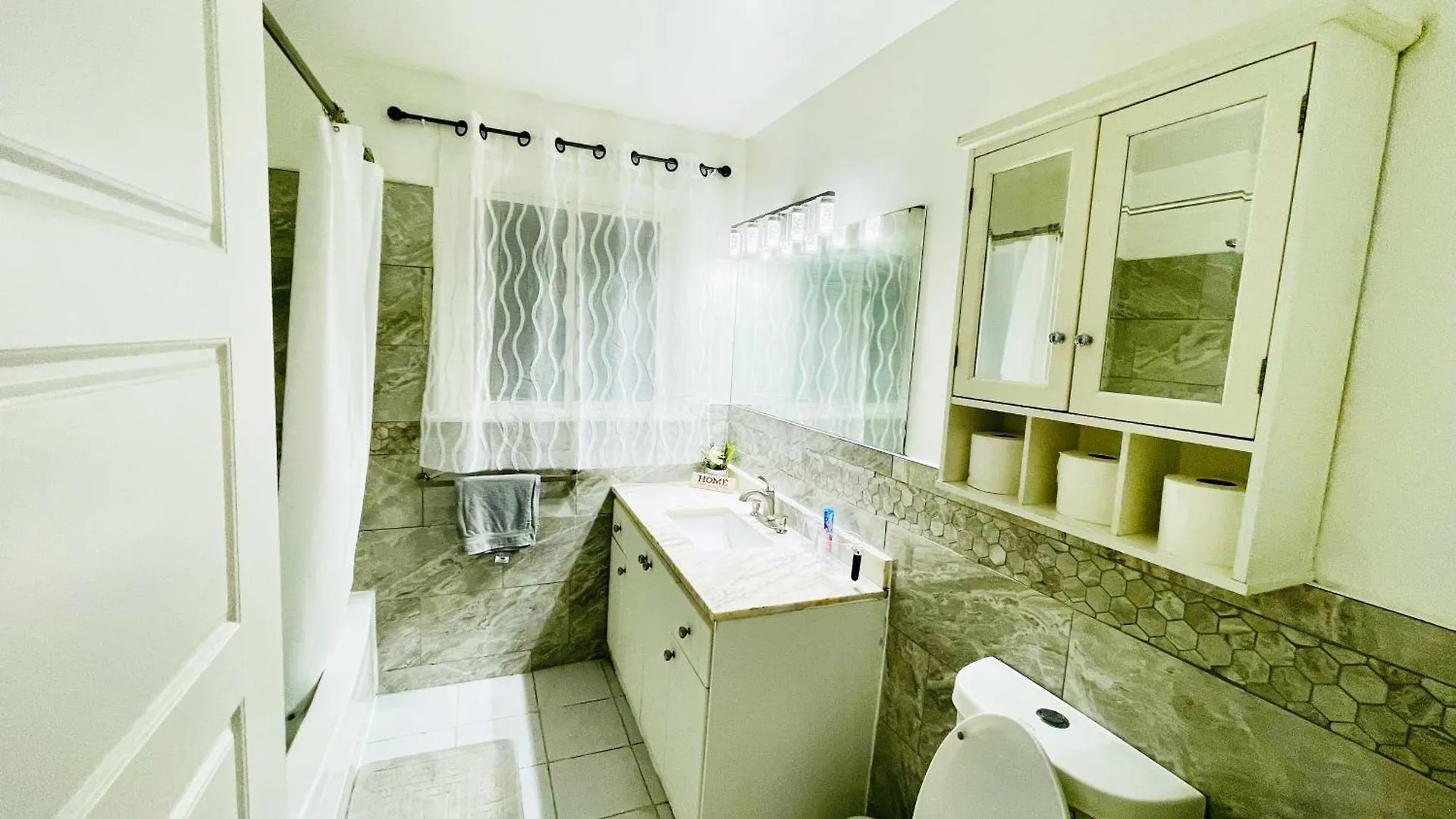 Appartement Amazing Home Near Toronto Airport With 2 Parking