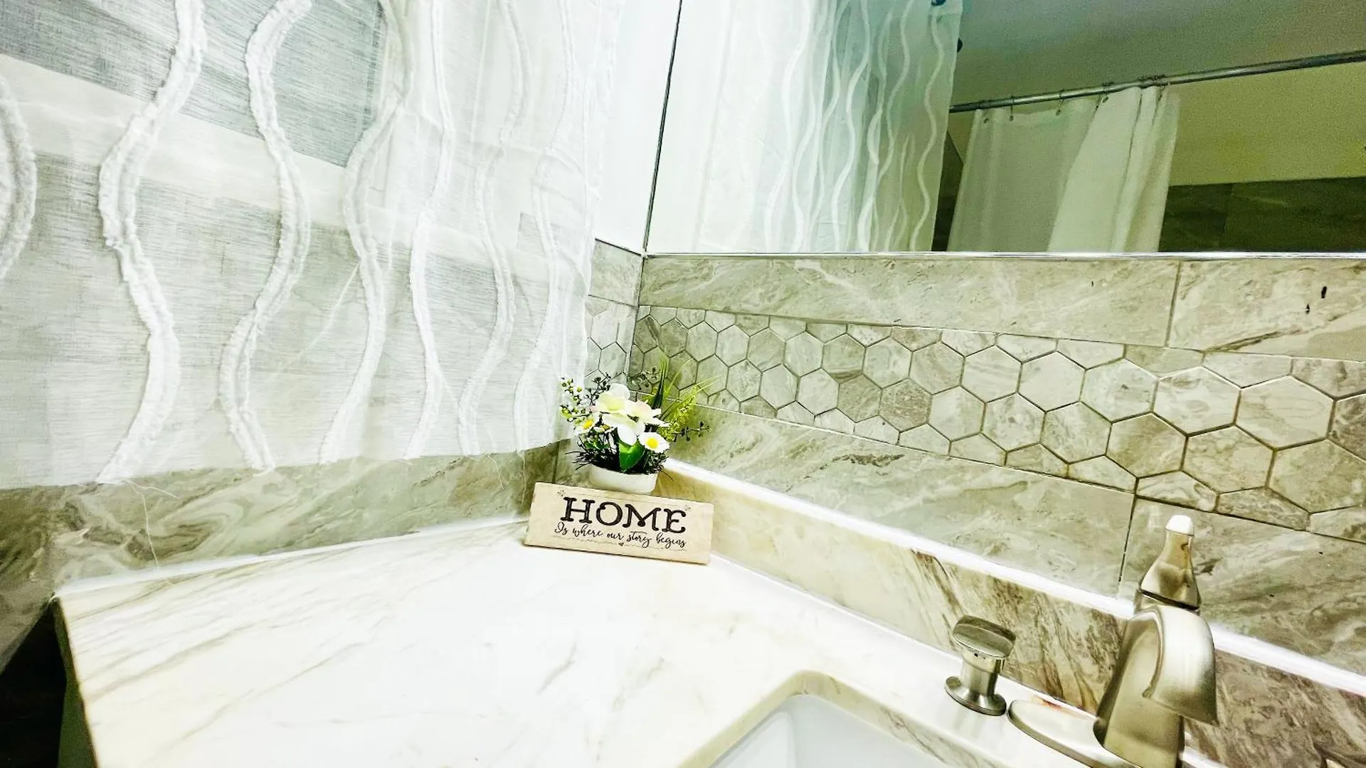 Amazing Home Near Toronto Airport With 2 Parking 0*,  Canada