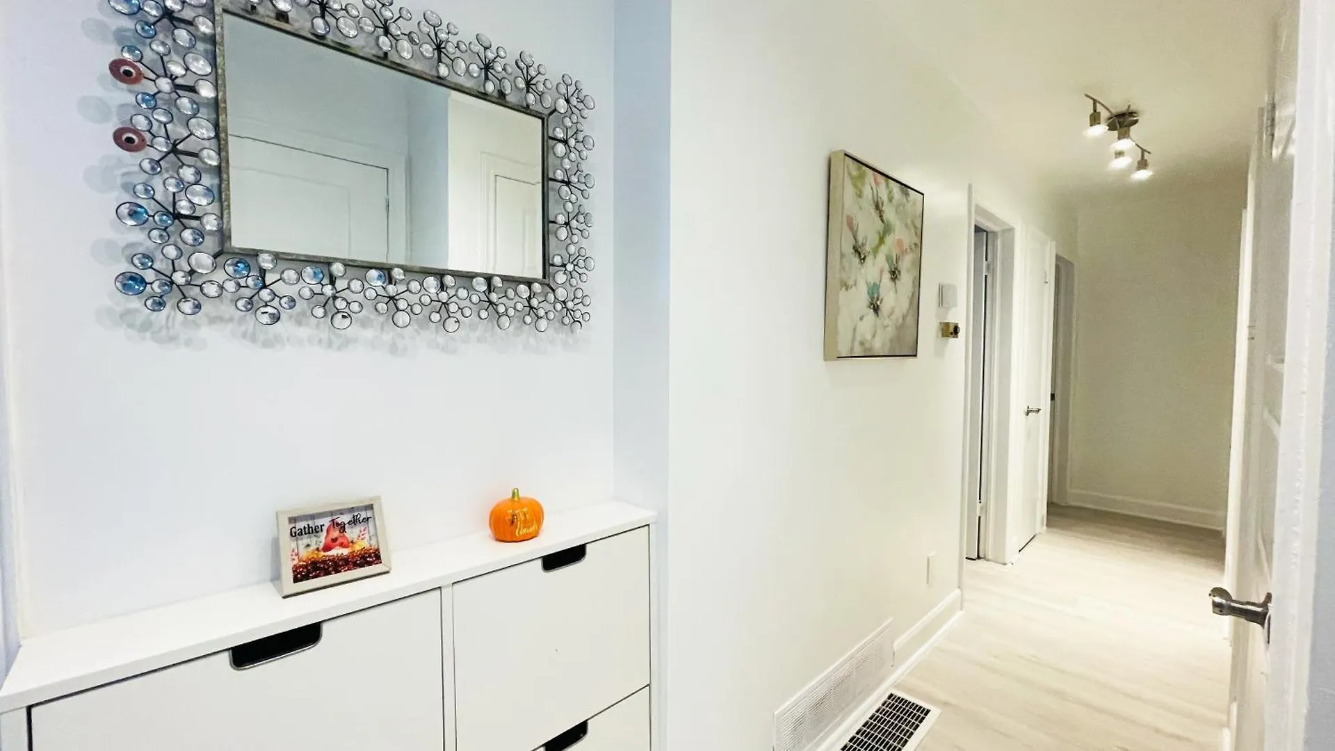 Amazing Home Near Toronto Airport With 2 Parking Canada