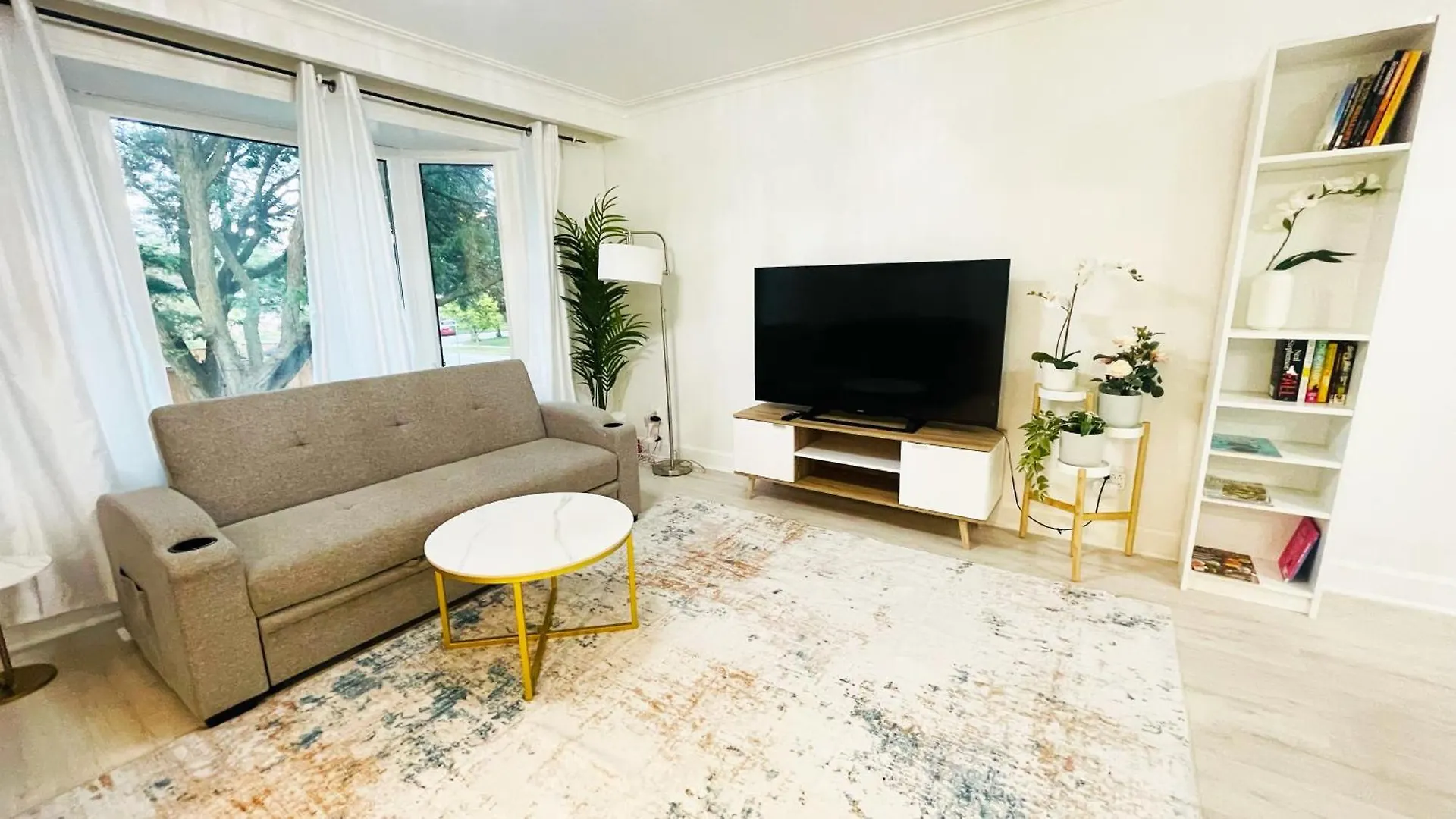 Amazing Home Near Toronto Airport With 2 Parking