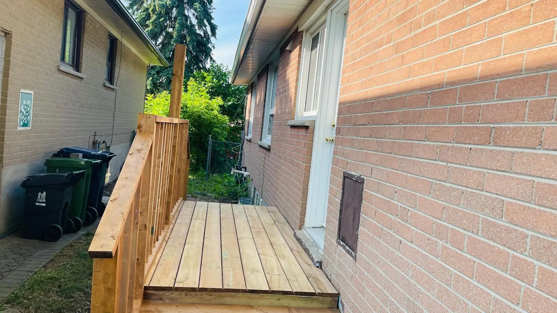 Amazing Home Near Toronto Airport With 2 Parking