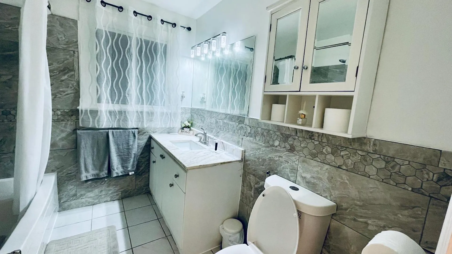 Amazing Home Near Toronto Airport With 2 Parking